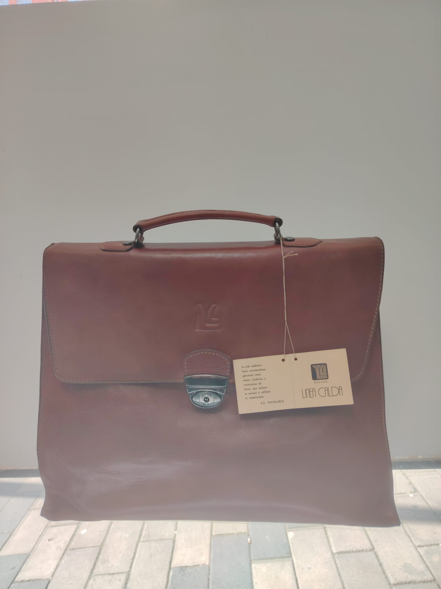 Maletín de cuero marrón clásico y funcional