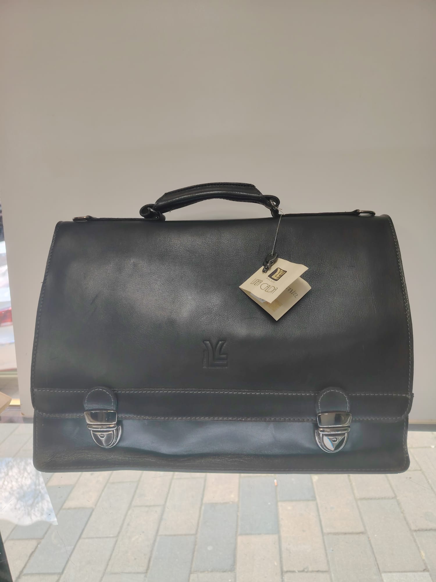 Maletín de cuero negro clásico y elegante