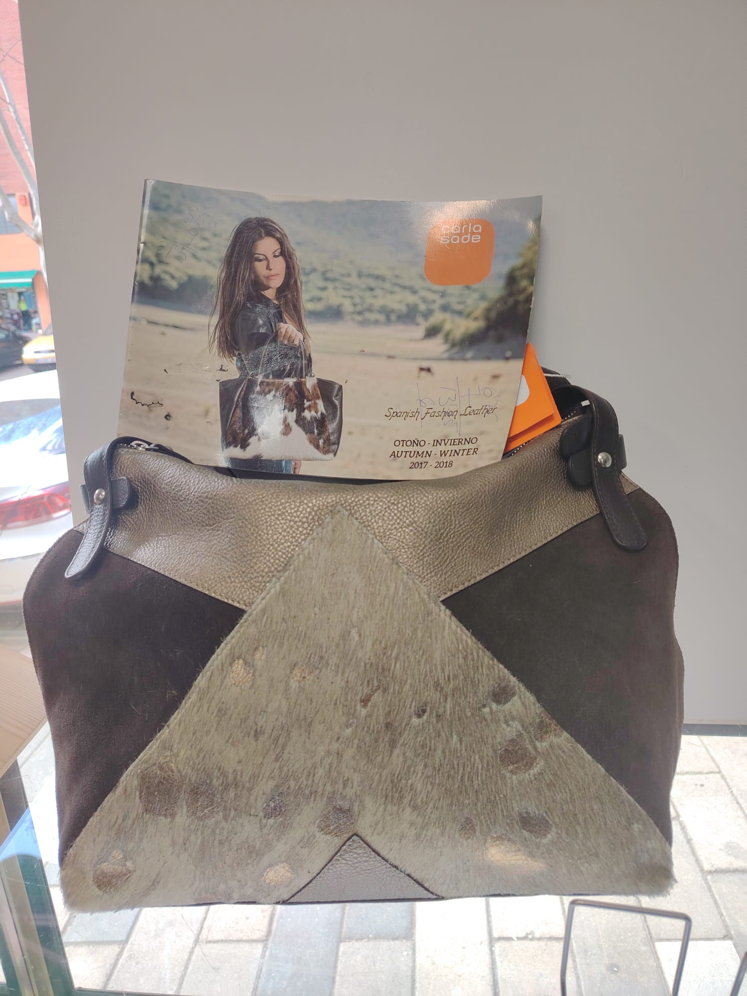 Bolso de cuero exclusivo con detalles en piel