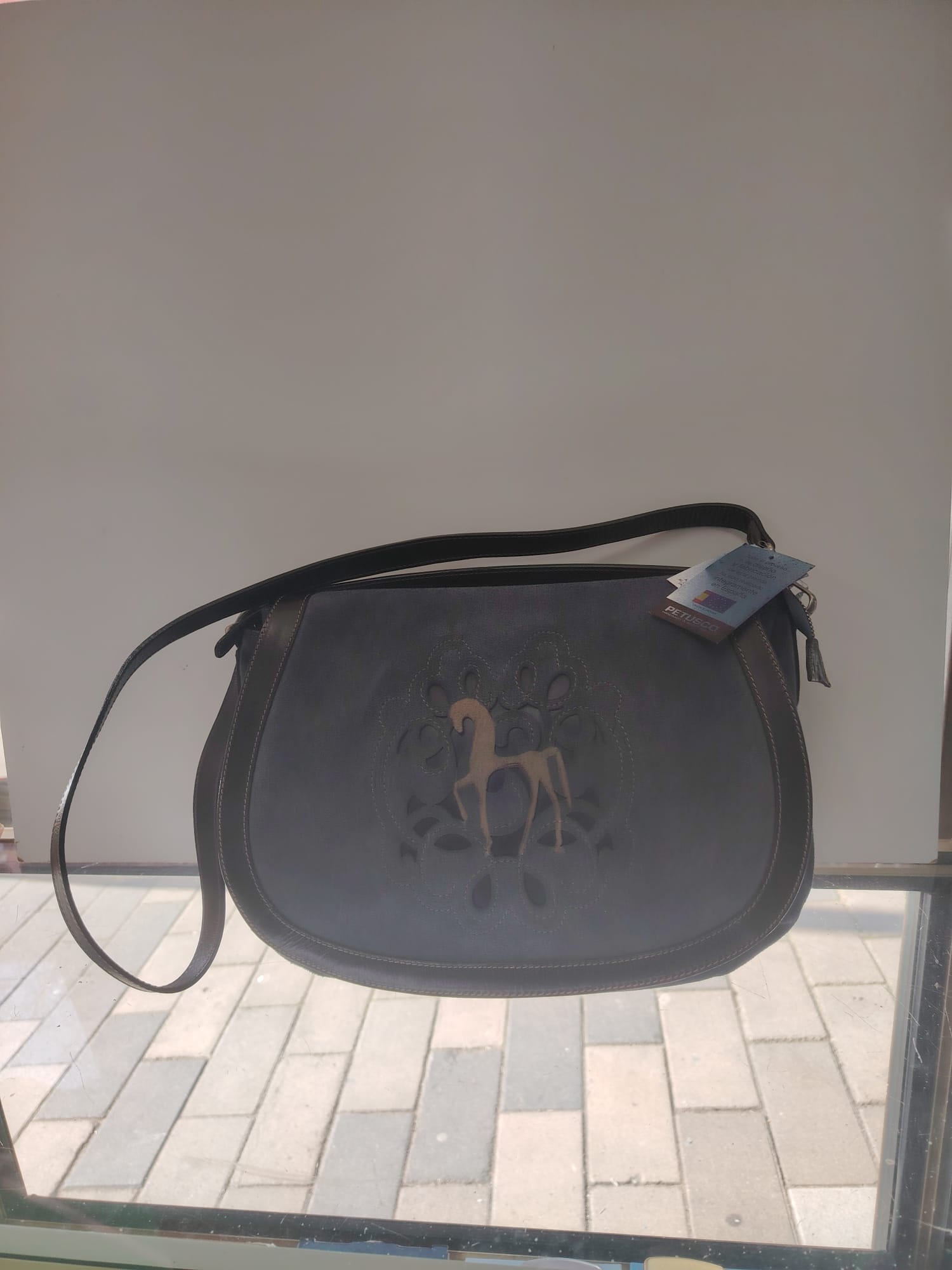 Bolso de cuero artesanal con diseño ecuestre