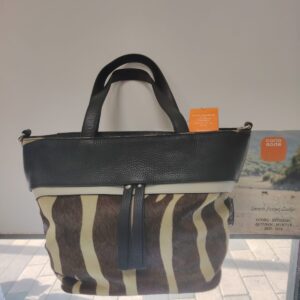 Bolso de cuero negro con estampado animal print